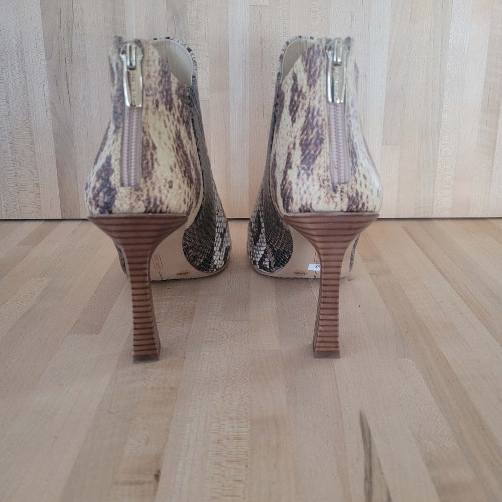 Vince Camuto Aritziana Open Toe Leather Snakeskin Embossed Shooties. Size 8 - Picture 8 of 11